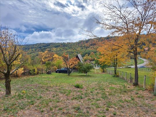 Plac 16ari na asfaltnom putu sa objektom i strujom
