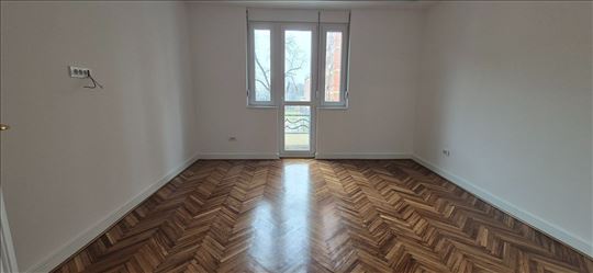 Prodaje se salonski stan od 51m2, Kalenić pijaca