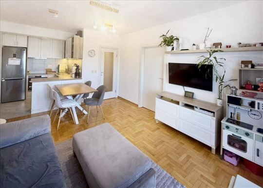 Svetao dvosoban stan sa terasom i otvorenim pogled