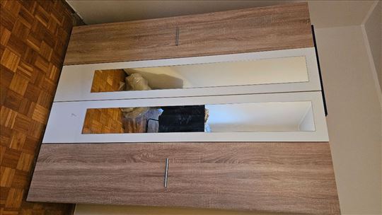 HITNO prodajem 2 ormana, komodu i sto