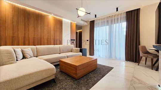 Izdaje se lux trosoban stan u Kraljice Natalije