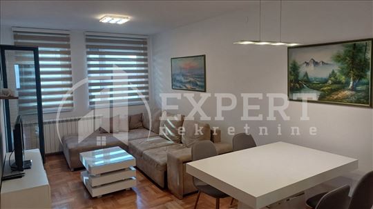 Izdaje se stan 62m2 u novogradnji u širem centru g