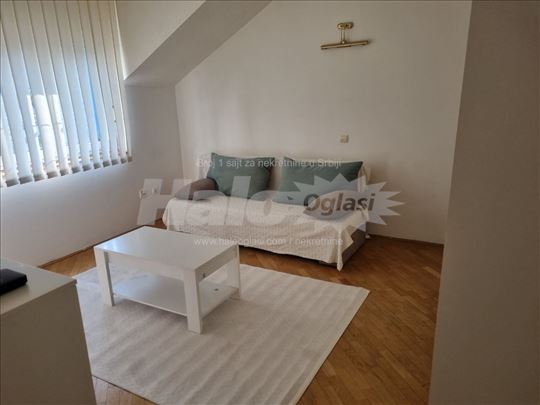 Izdaje se stan u centru Banovog brda