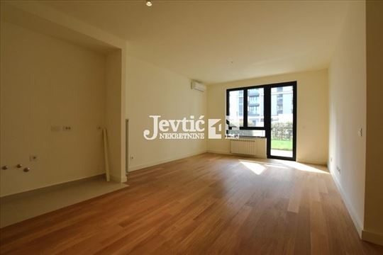 Poslovni prostor u Beogradu na vodi sa dvorištem