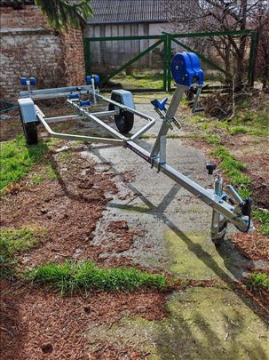 Prikolica za čamac - registrovana godinu dana 