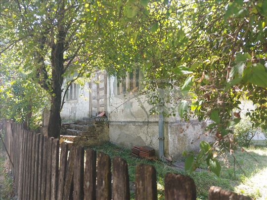 STOJNIK- Plac 15,7 ari i objekti