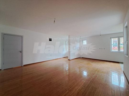 Top cena! Nov 3.0 fantastičan sa pogledom na Hram