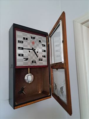 Zidni sat sa klatnom 