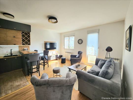 Nov odmah useljiv namešten Lux