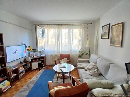 Renoviran, svetao, u parku, uknjižen,brzo useljiv