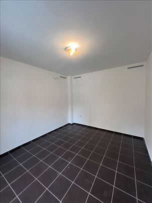 Sarajevska-poslovni prostor I parking mesto