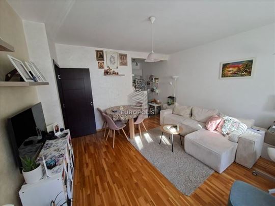 Svetao dvosoban stan sa terasom, Vojvode Vlahovića