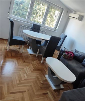 Trpezarijski sto + 4 stolice + klub sto