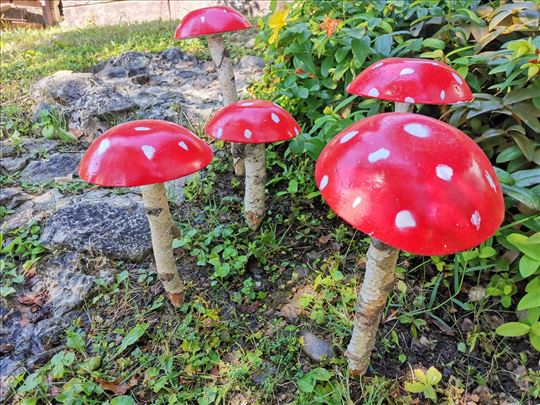 Ukrasne drvene pečurke za baštu i dvorište