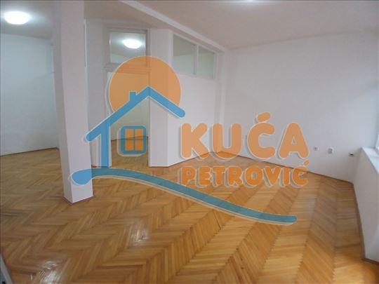 Izdaje se poslovni prostor u prizemlju zgrade na C