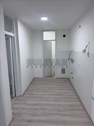 Izdaje se stan na Bulevaru Nemanjića