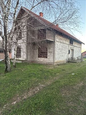Kuca sa pomoćnim objektima,veliki plac,povoljno