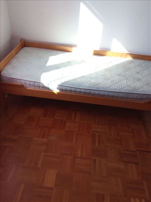 Prodajem krevet od parene bukve sa dusekom 