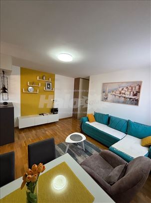 Trosoban stan na Altini-odmah useljiv