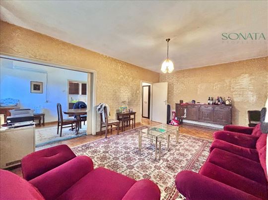 Trosoban stan sa terasom i pogledom na Tašmajdan