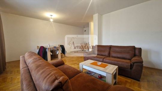 Neuseljavan, trosoban stan, centar