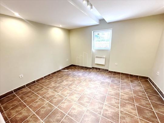 Baba Višnjina, sredjen polusuteren, dobra zgrada I