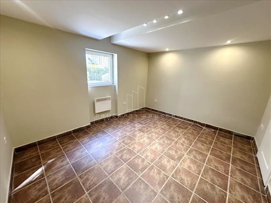 Baba Višnjina, sredjen polusuteren, dobra zgrada I