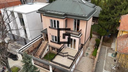 Ekskluzivna prodaja-impozantna vila u Puškinovoj u