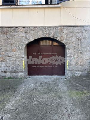 Garaža sa radionicom i dodatnim parking mestom 