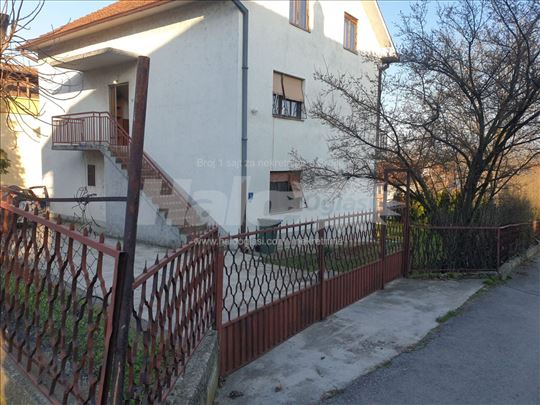 Gornji Sprat,Lestane