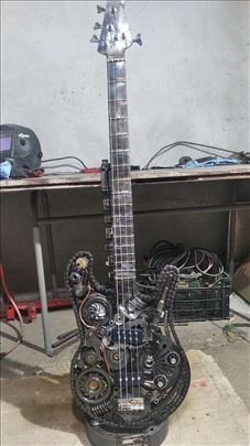 Бас гитара у стилу steampank