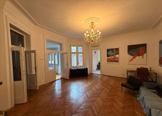 Izuzetna lokacija, divan salonski stan