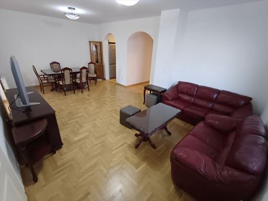 Lep stan sa dvorištem, Banovo brdo, ID 2006