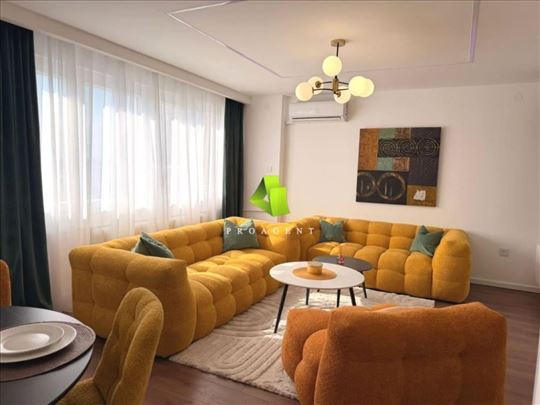 Lux renoviran dvoiposoban stan sa stvarima na naja