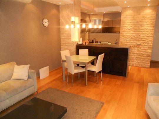 Porodični stan na odličnoj lokaciji sa garažom 