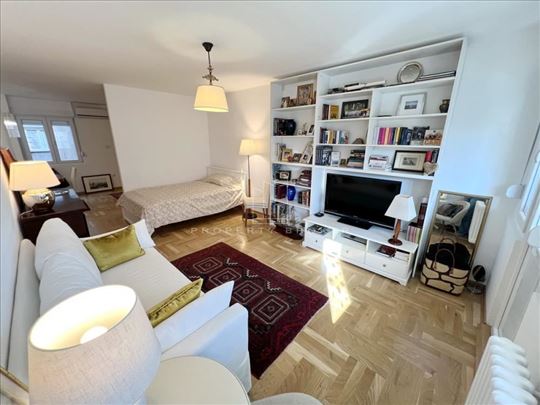 Svetao, funkcionalan, kompletno renoviran, uknjiže