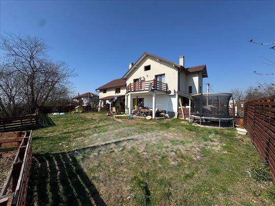 Trosoban stan sa izlazom na dvorište. Ledine.