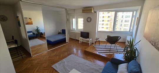 Autokomanda 42m2 sa pogledom na Hram