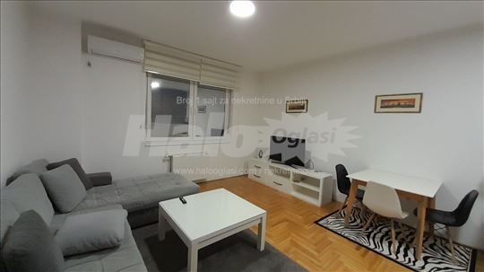 CENTAR Vuka Karadžića br 20 namešten sa parkingom