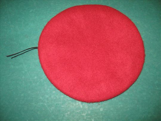 Crvena-bordo beretka