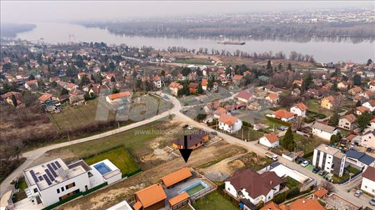 Ekskluzivan plac sa pogledom na Novi Sad i Dunav