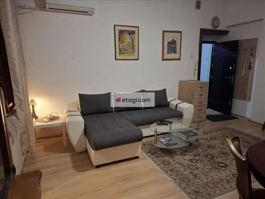 Izdaje se ušuškan stan kod Hrama