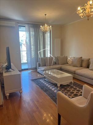 Luksuzan, u samom centru grada, sa gar. mestom ID#