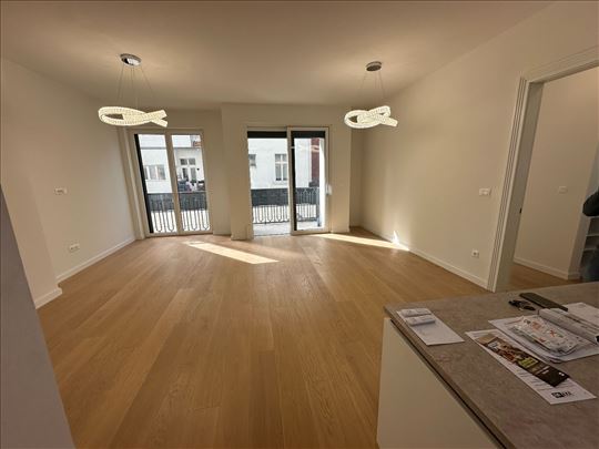 Nov, neuseljavan / 3.0 / 2 kupatilo + garazno mest