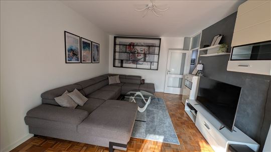 Prelep trosoban stan, Metohijska, Crveni Krst