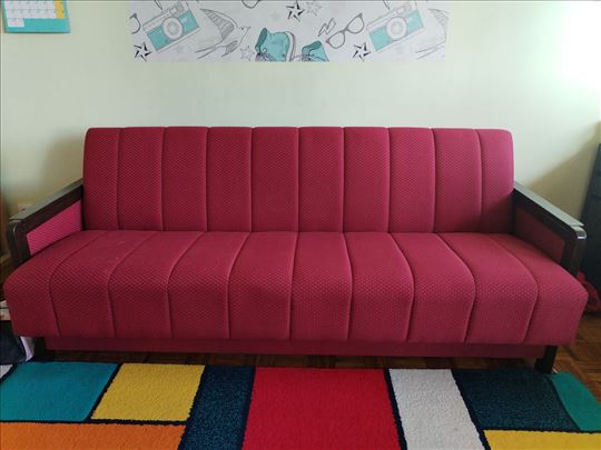 Prodajem dva kauča. 