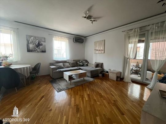 Uknjižen 3.0 stan, novija gradnja, parking mesto I