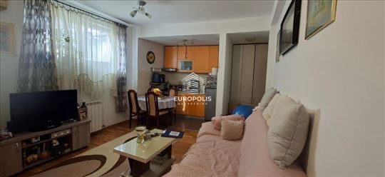 Uknjižen stan sa parking mestom