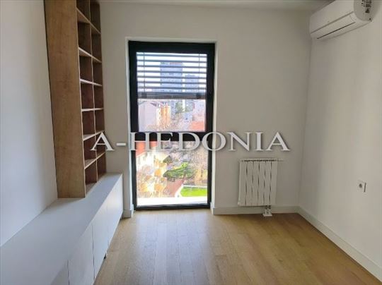 Zvezdara teatar, nov, 2.0, odmah useljiv