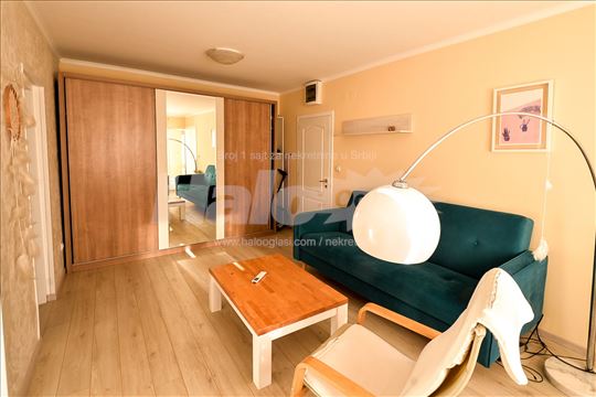 3.0 stan, 2 min od Aviva, vlasnik - bez provizije